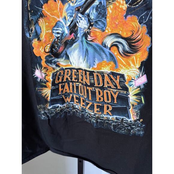 Hella Mega Tour Weezer Green Day Fallout Boy T Shirt Size Small - Picture 3 of 3